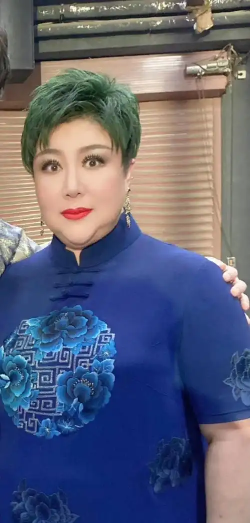 郭德纲老婆演出,染绿头发容貌大变,郭麒麟忙叫妈弯腰递水显谦卑|王惠