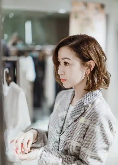 原创佘诗曼穿出春天气质格纹西装配短裤高筒靴时尚中添霸气