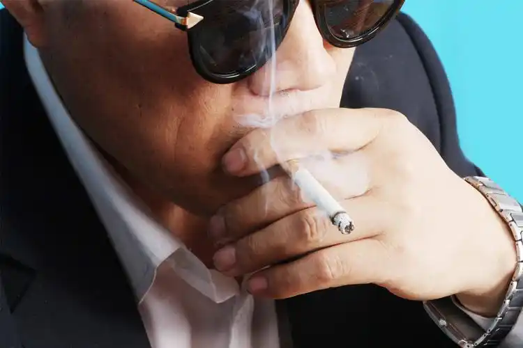 抽烟思考问题的男人