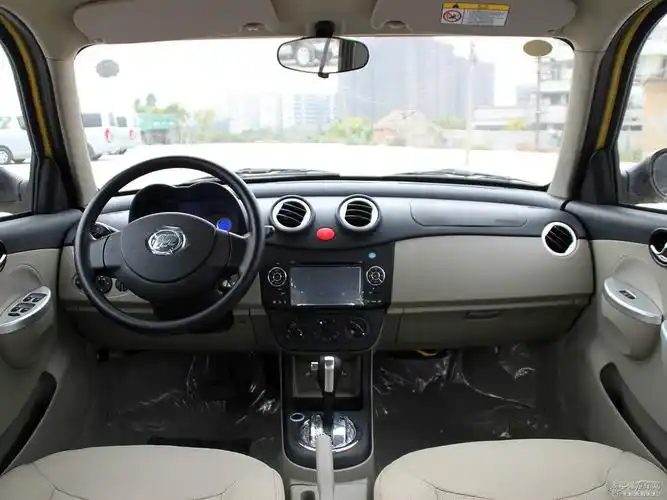 mini黄力帆320中控内饰图片