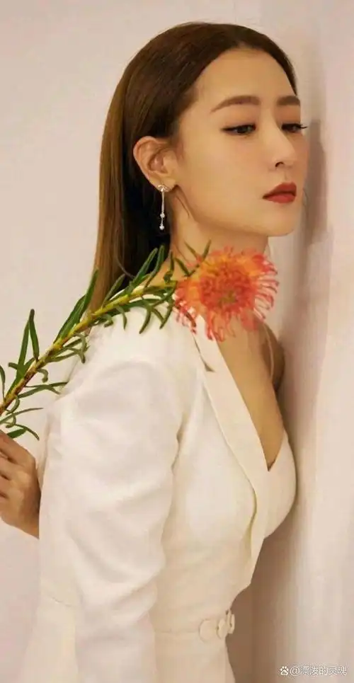 白冰,一位以其卓越颜值和演技才华而广受瞩目的女演员,她是一个不仅仅