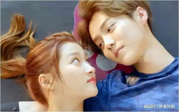 却丝毫不想隐瞒粉丝,遇到了自己喜欢的妹子,鹿晗冒着脱粉的风险硬是毫