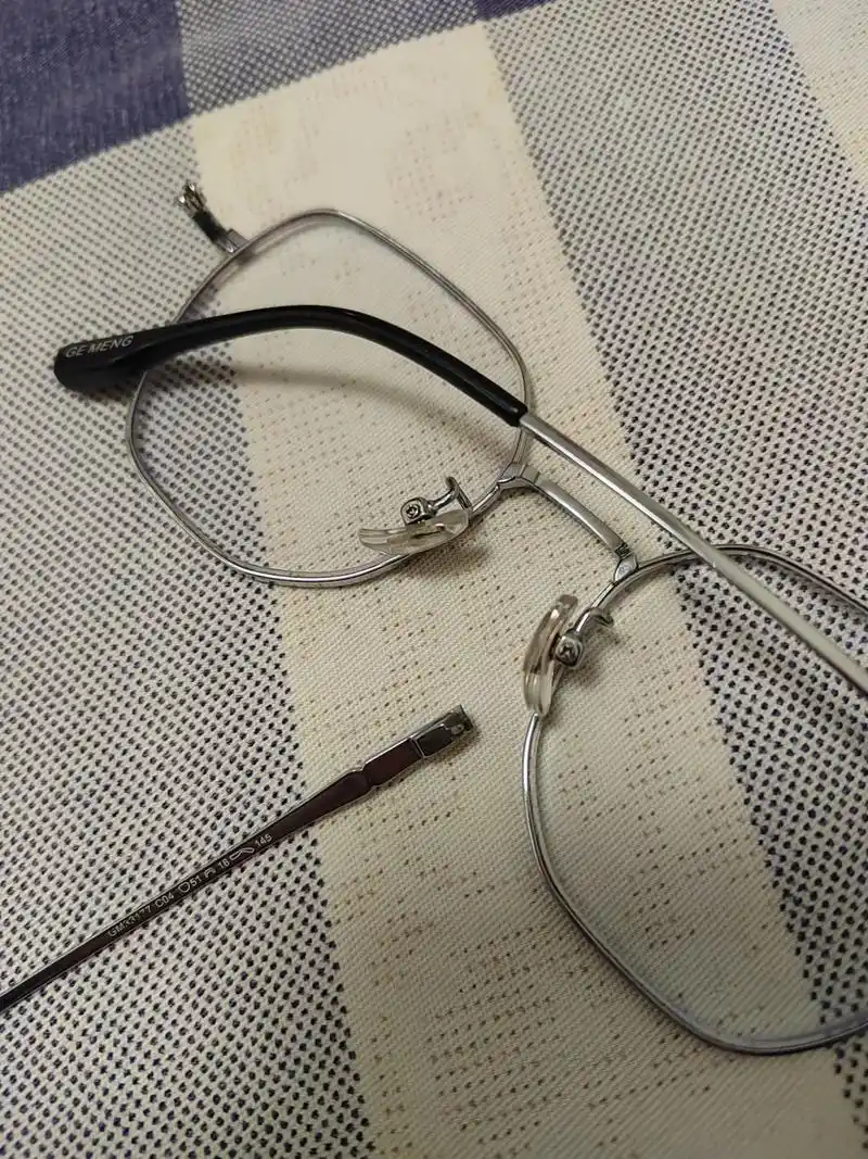 戴眼镜的人眼睛坏了就像是模糊不清浑浊的水.唯一的眼镜. 断了 - 抖音