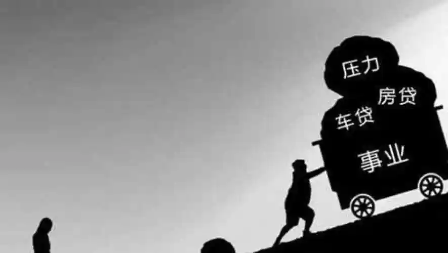 男人在前面负重前行也别忽视一旁的女朋友是她在后面默默付出