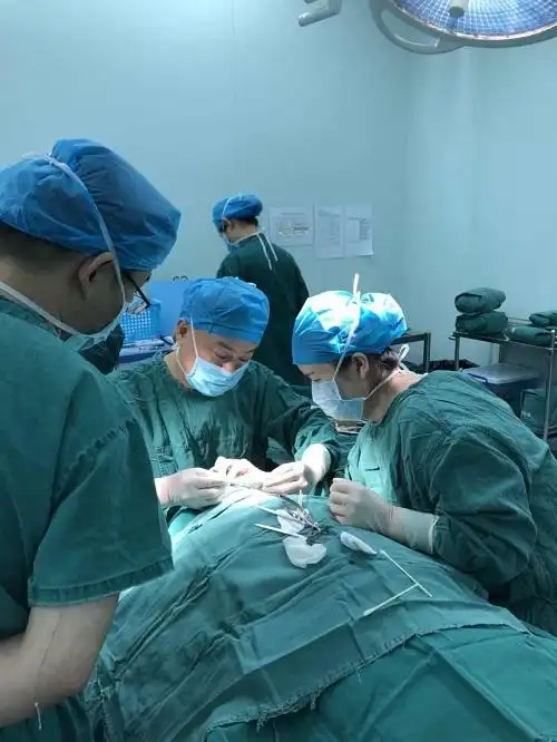 我院特邀知名专家刘虎教授为儿童复杂斜视患者进行手术