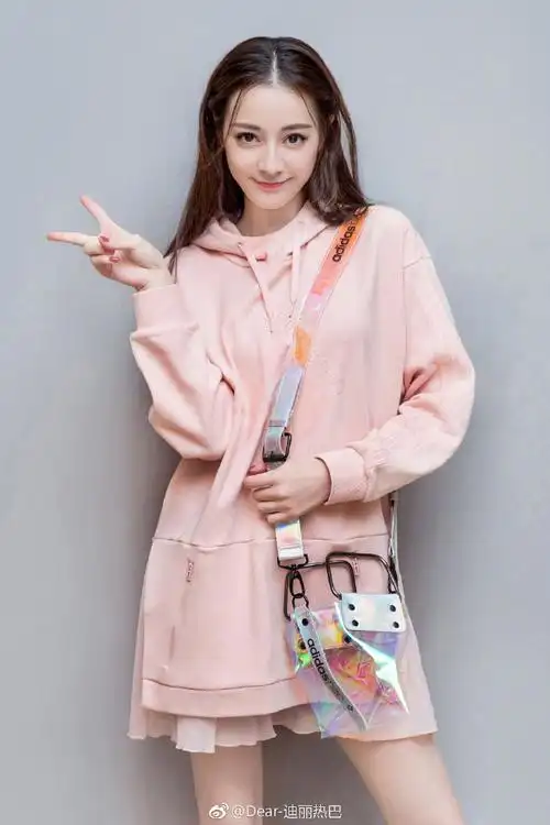 女神有主了05迪丽热巴自拍玩出火意外曝光闺房床上有男人粉丝崩溃