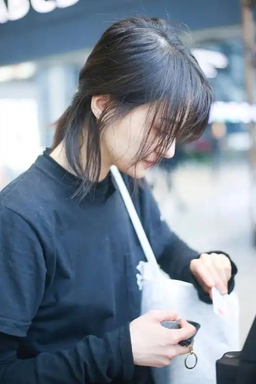 郑爽机场穿7个大洞的破洞裤,粉丝纷纷表白这样的郑爽太时尚了!