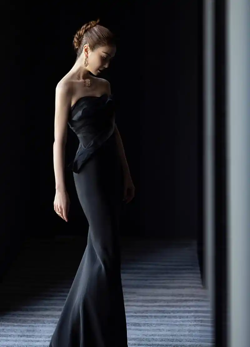 薛凯琪穿修身长裙勾勒好身材 气质优雅眼神勾魂  4月26日,薛凯琪工作