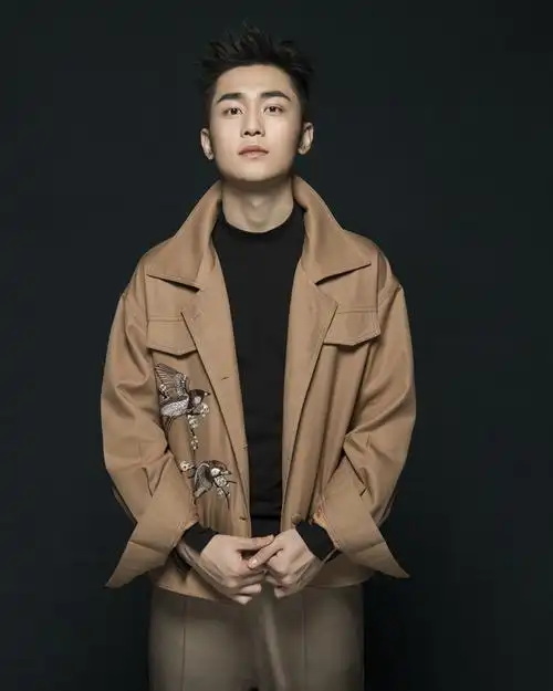 青年演员周航帅气逼人写真图片