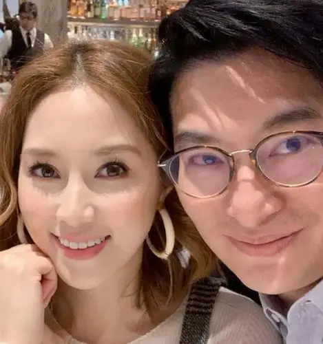 "千亿儿媳"徐子淇与老公酒吧玩耍,李家诚宠溺,紧搂不放手