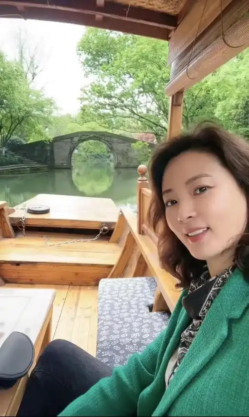 央视主持刘芳菲远赴埃及穿几十元旧鞋骑骆驼前凸后翘太惊艳