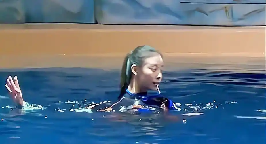 倪妮游泳视频被翻出,穿连体泳衣身形傲人,泳姿太美引起热议_网友_泳装