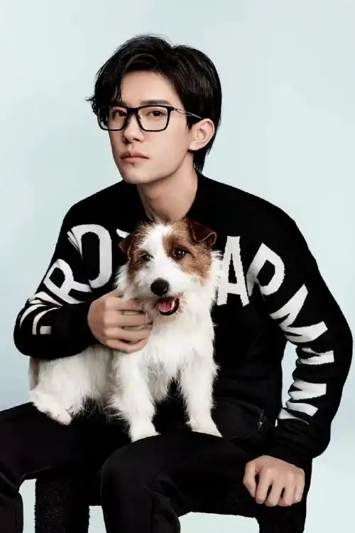 出场率#的确易烊千玺眼镜出场率还是非常的赞,经常看到戴眼镜的造型啊