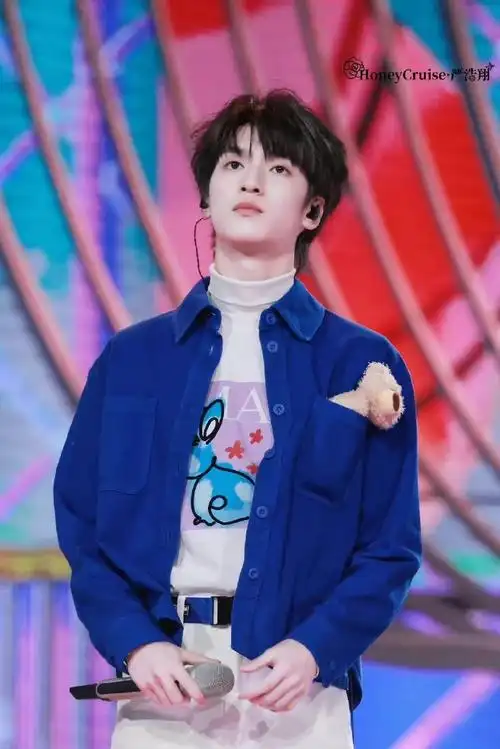 严浩翔湖南卫视小年夜彩排饭拍##严浩翔衣服上挂着小熊