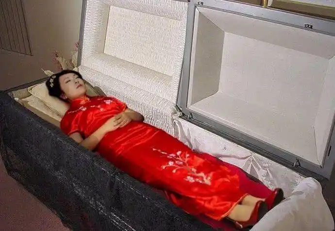 妻子火化时,丈夫却发现妻子的衣服有问题,解开寿衣一看,懵了