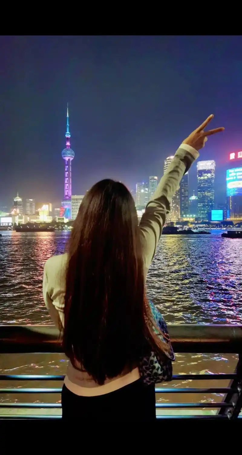 拍照技巧 #背影 #感受一下魔都繁华的夜景 #外滩 #东方 - 抖音