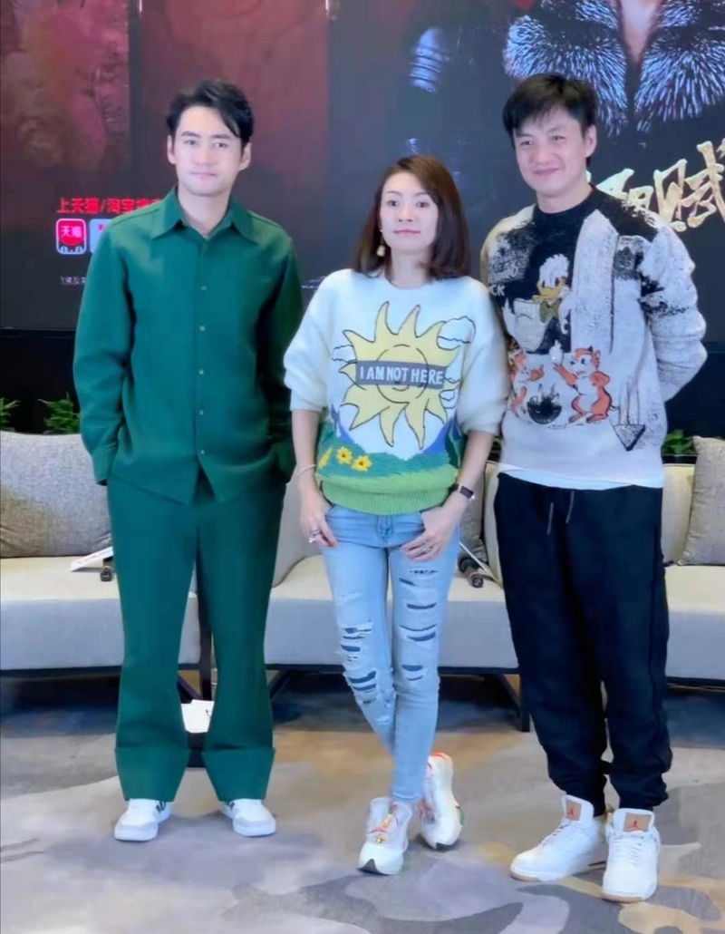 章子怡周一围太有cp感,两人休闲装更显年轻,身高差很萌