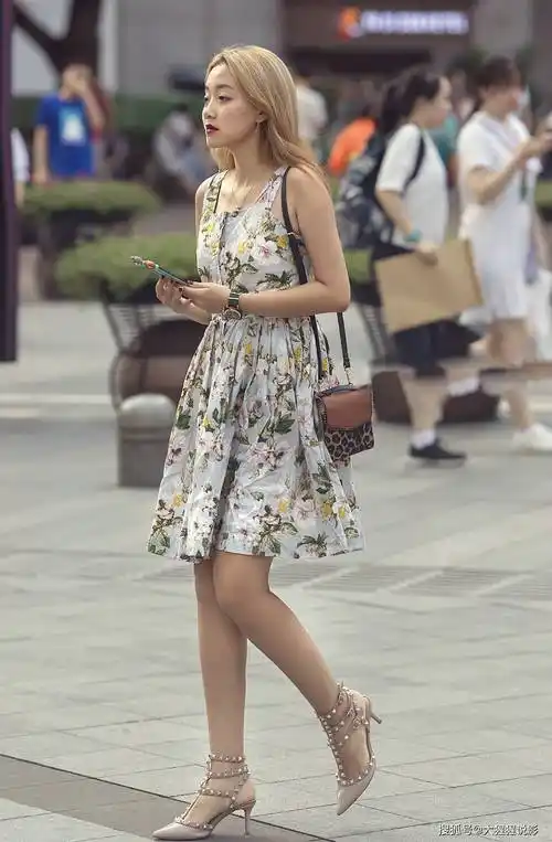 原创街拍小姐姐位的5款连衣裙推荐鱼尾裙设计更加突出女人魅力