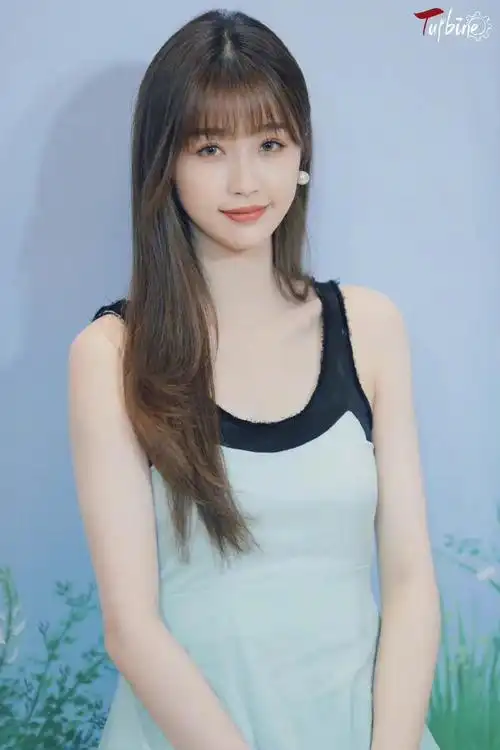 虞书欣淡绿色连衣裙