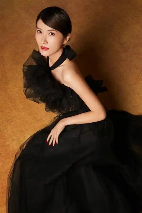 徐洁儿生日写真华丽女王范儿自信闪耀