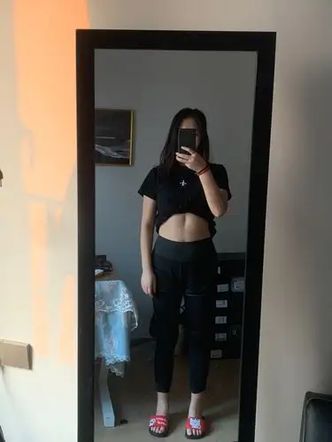 仔细看起来 还是有一些变化的 腹部的马甲线已经出来六分之一啦 我