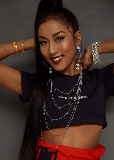 都说皮肤黑不适合穿亮色衣服,看到吉克隽逸,才发现被误导了