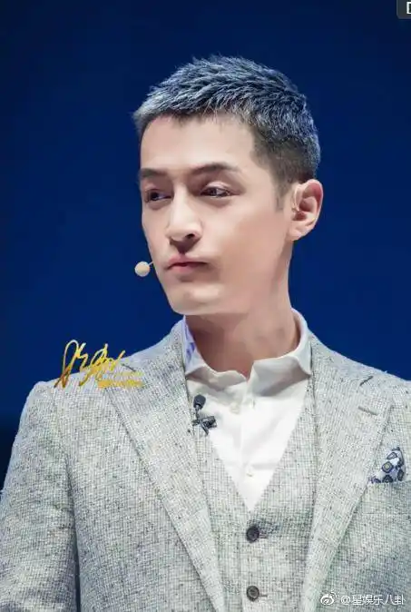 胡歌奶奶灰寸头,这颜值帅炸了!我们老胡又嫩了一圈,怎么肥四!