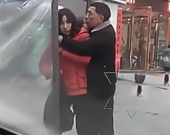 贵州街头:女子被中年男人抱着强吻,得不到的人你再努力也没用