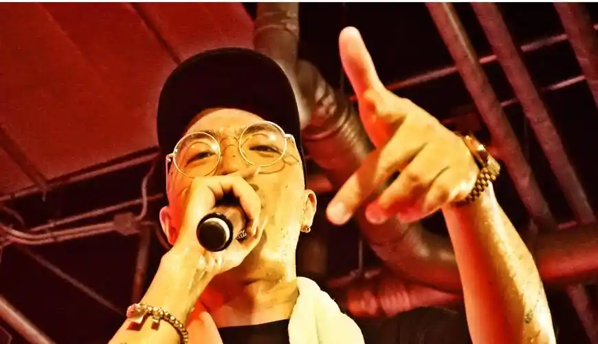 嘻哈圈说唱歌手jonyj升级当爸,女儿四年过一次生日,真会挑时间_生产