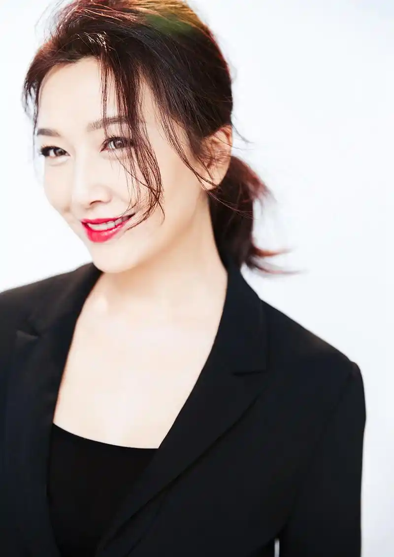 江珊柔美干练优雅气质写真图片14