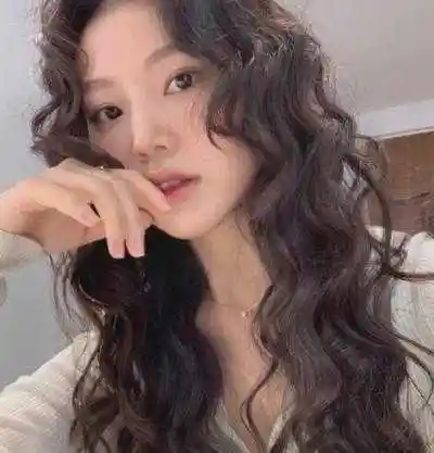 2022流行中长发卷发卷发就该选这样的