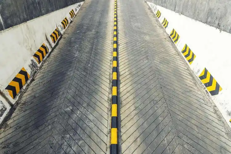 小小路边水泥斜坡 雨天"放倒"不少路人