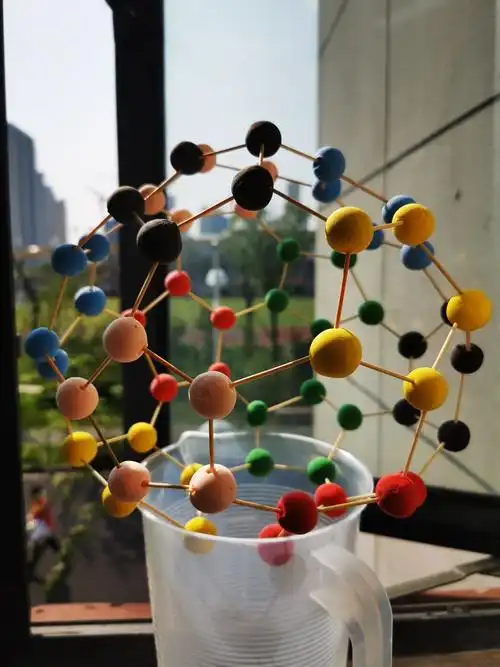 学生选用了丰富的材料,黏土,牙签,铁丝,橡皮泥,qq糖等,甚至还应用了3d