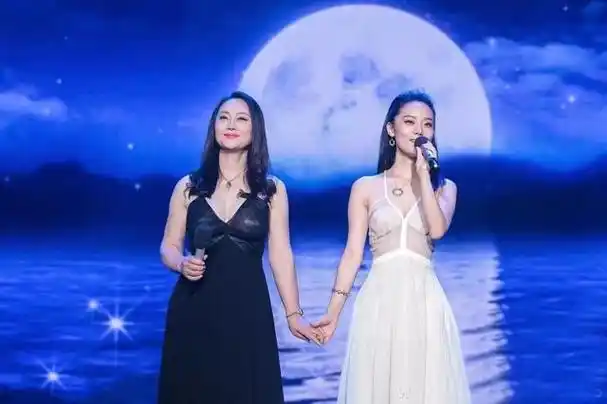 送别父亲,张楚楚在微博里写道:"再见了,我的帅老头!