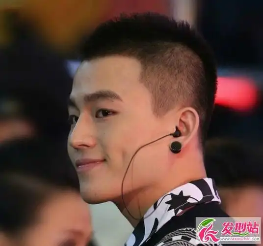 学时尚男生发型(3),青少年两边推掉的短发型帅气又自信的男孩短发图