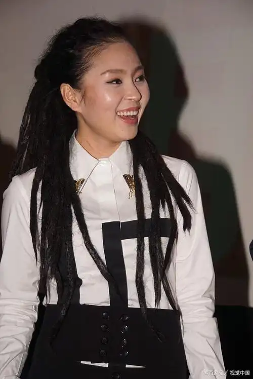 在近日,知名歌手毕夏首次公开露面,引起了公众的广泛关注.