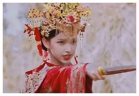 在秦桑穿上嫁衣,要出嫁的时候,路平却出现了,他要阻止自己心爱的女人