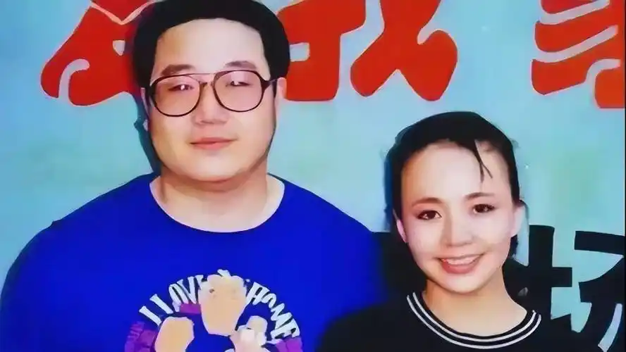 俩人第一次见面时正在开会,会议室很安静,宋丹丹口渴想喝水,刚好英达