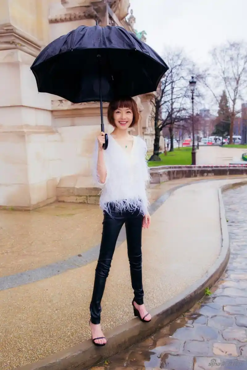 鲁豫亮相巴黎时装周 抬伞扮俏皮少女