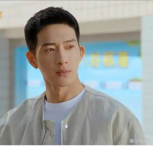 电视剧《归路》里,井柏然饰演的男主路晨,魅力十足,职业又是特警,性格