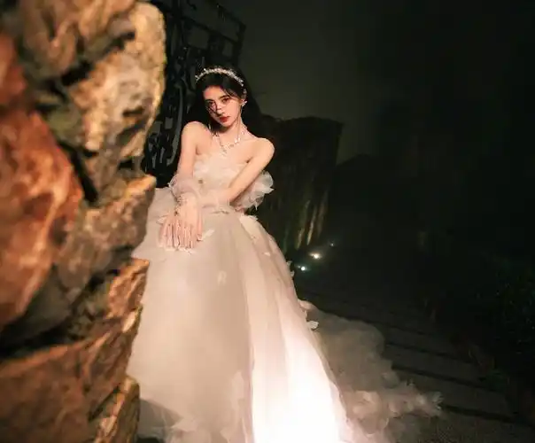 在晒出的视频当中一开始鞠婧祎就穿着白色的抹胸公主裙