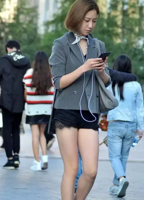 原创黑色鸡心领搭配蕾丝边牛仔短裤一件小西装洋洋洒洒非常迷人