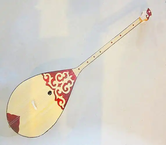 新疆少数冬不拉演奏家居摆件