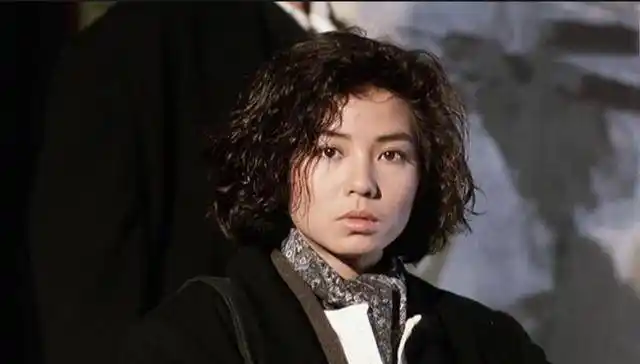 一代美人钟楚红赌王丧礼献花牌退出影视圈的她现在怎么样了