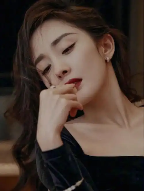 杨幂香唇不要太美哦