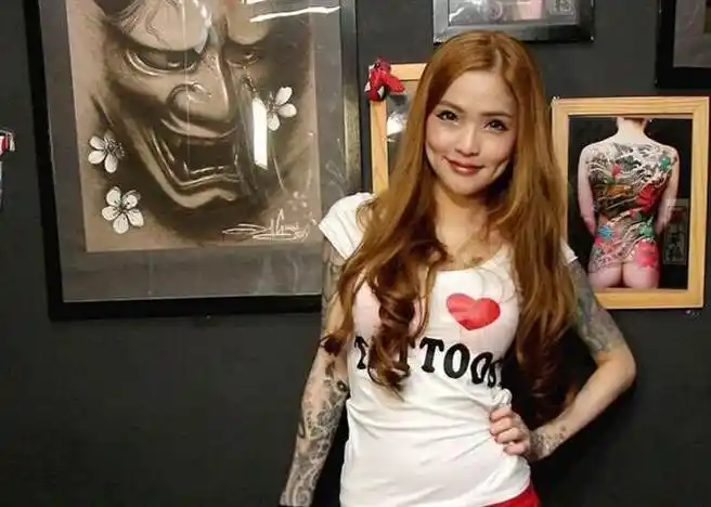 她13岁辍学又刺青 但现在她却成了世界名人!