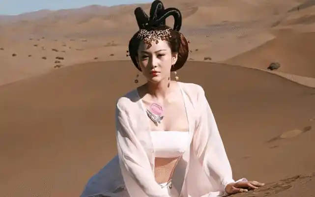 张馨予14年前拍戏旧照曝光,古装扮相在沙漠热舞,网友:太敬业了
