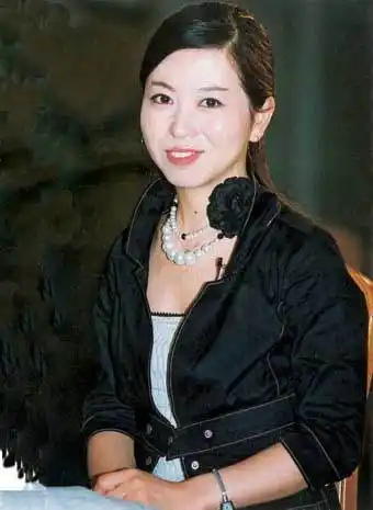 娱乐新闻    昨天下午,近来甚少在公众场合露面的女作家卫慧来到上海