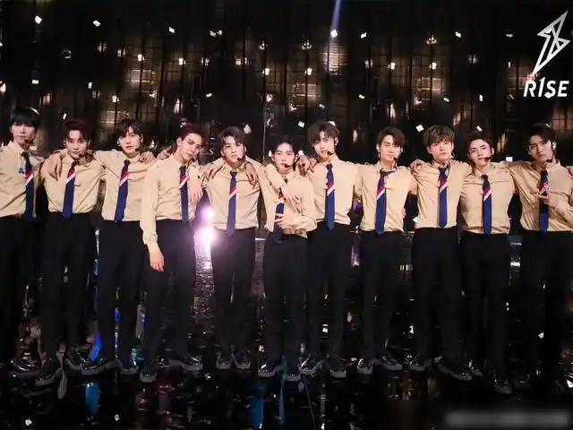 rise男团站在一起拍照的时候,站在c位的周震南,明显呈现出凹陷状态.