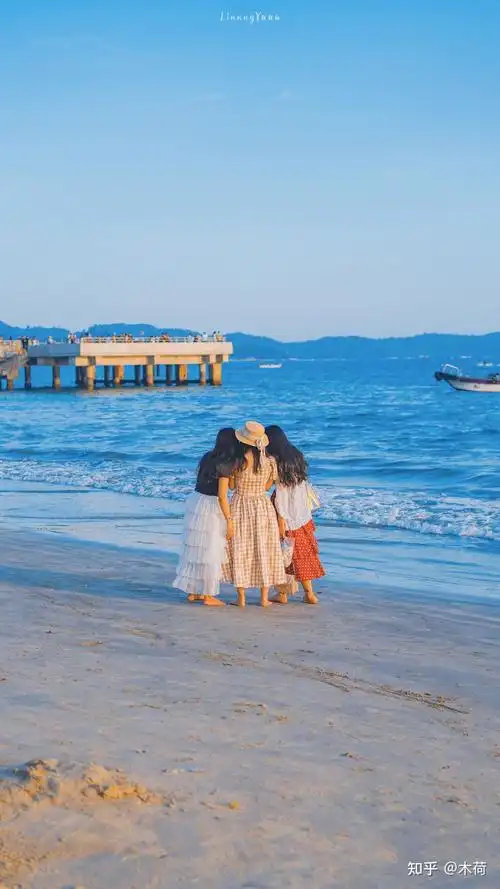 求闺蜜壁纸,最好是那种两个人的背影或者一起奔跑的,色调是那种不太亮